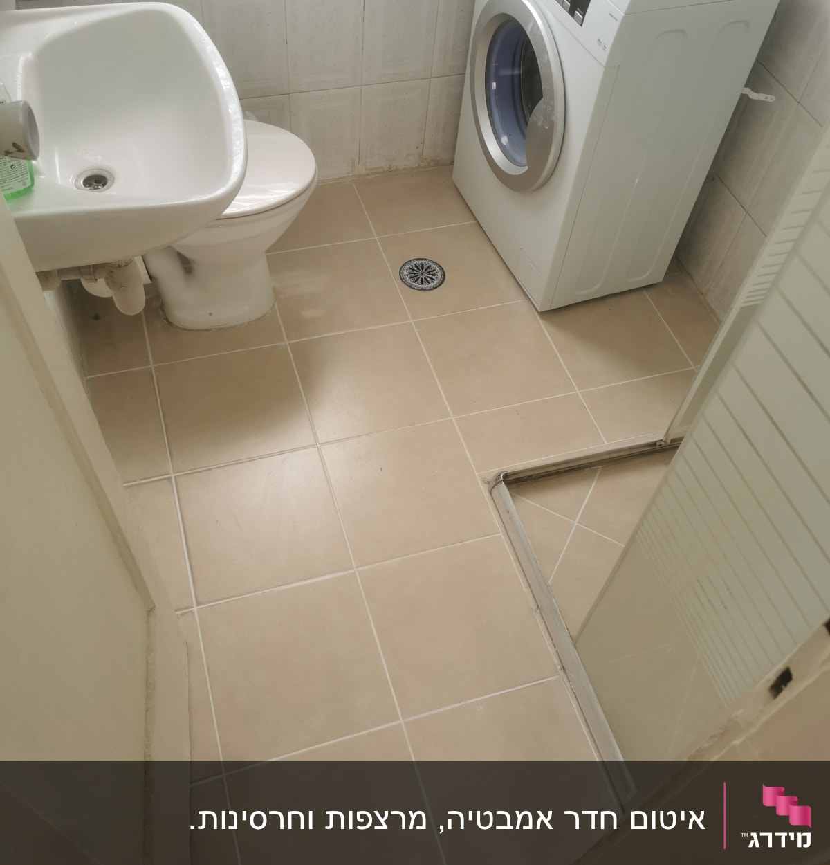 חדר אמבטיה עם מכונת כביסה וכיור